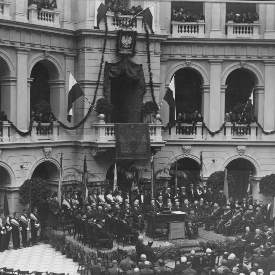 Na zdjęciu ludzie w Gmachu Głównym podczas inauguracji roku akademickiego 1928/1929