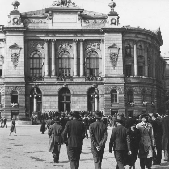 Na zdjęciu studenci przed Gmachem Głównym PW