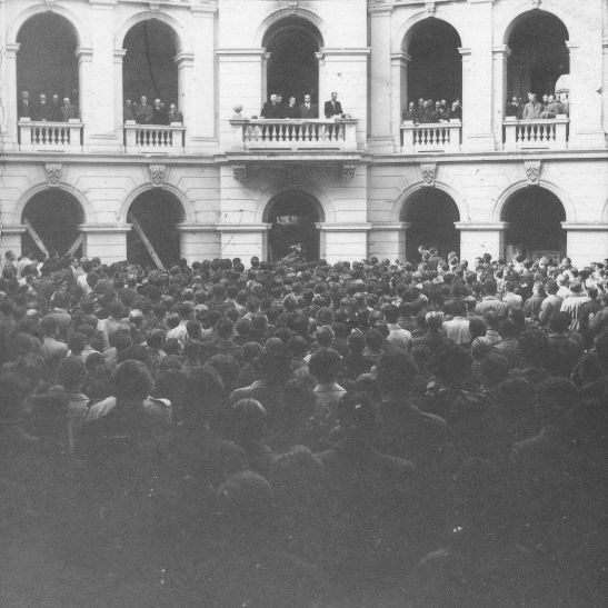 Na zdjęciu ludzie w Gmachu Głównym PW podczas inauguracji roku akademickiego 1947/1948