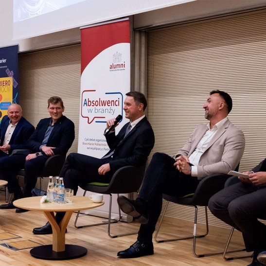 Na zdjęciu uczestnicy spotkania z cyklu „Absolwenci w branży” na Wydziale Geodezji i Kartografii 