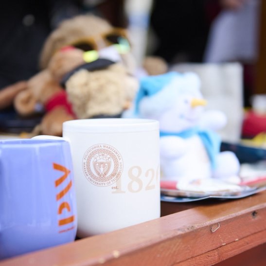 Na zdjęcia gadżety PW na Kiermaszu Świątecznym 2025