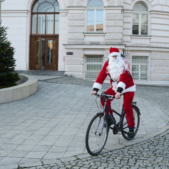 Na zdjęciu św. Mikołaj na rowerze