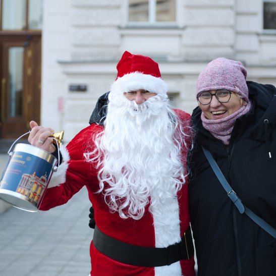 Na zdjęciu św. Mikołaj z pracownikiem PW