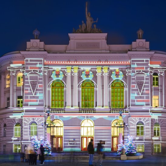 Na zdjęciu świąteczna iluminacja Gmachu Głównego PW 2025