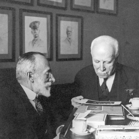 Na zdjęciu Profesor Politechniki Warszawskiej, dyrektor Instytutu Naukowej Organizacji Pracy Karol Adamiecki w towarzystwie inżyniera z USA Haringtona Emersona