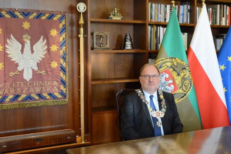 Zdjęcie prof. Krzysztofa Zaremby, Rektora PW podczas uroczystego posiedzenia Senatu