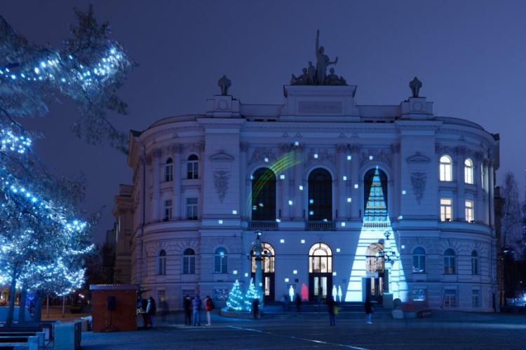 Zdjęcie świątecznej iluminacji Gmachu Głównego Politechniki Warszawskiej
