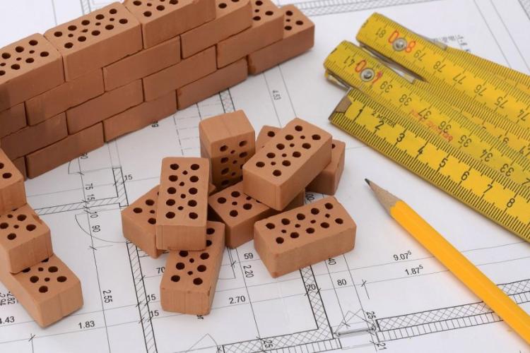 Zdjęcie fragmentu projektu, miarki, klocków i ołówka