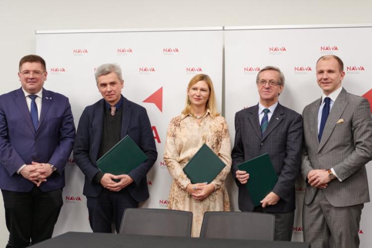 Wiceminister Edukacji i Nauki dr Tomasz Rzymkowski, Prorektor PW prof. Jan Słyk, Prorektor SGGW dr hab. Marta Mendel, Prorektor SGH dr hab. Jacek Prokop, prof. SGH oraz Dyrektor NAWA dr Dawid Kostecki