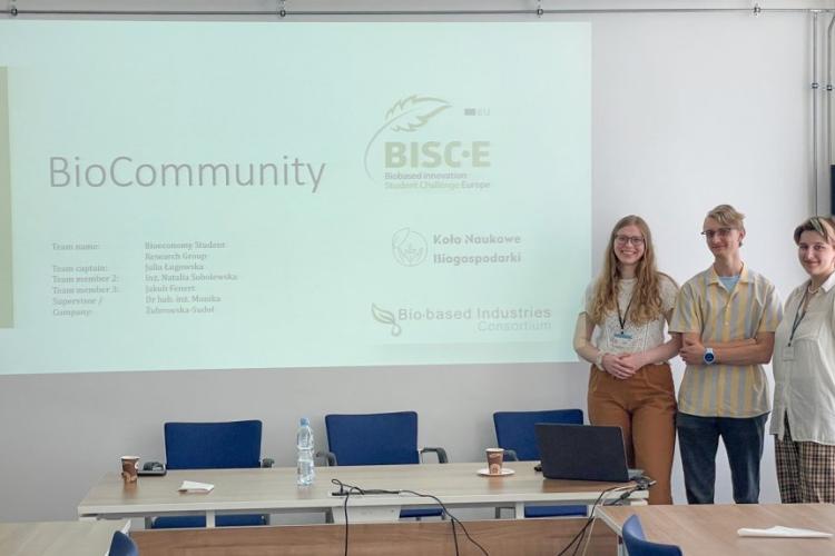 Zdjęcie studentów podczas prezentacji