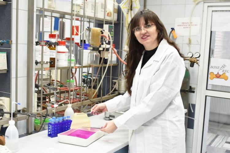 Zdjęcie dr hab. inż. Agnieszki Gadomskiej-Gajadhur podczas pracy w laboratorium