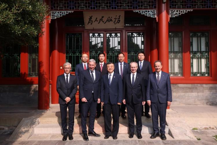 Zdjęcie przedstawicieli Politechniki Warszawskiej i Uniwersytetu Tsinghua