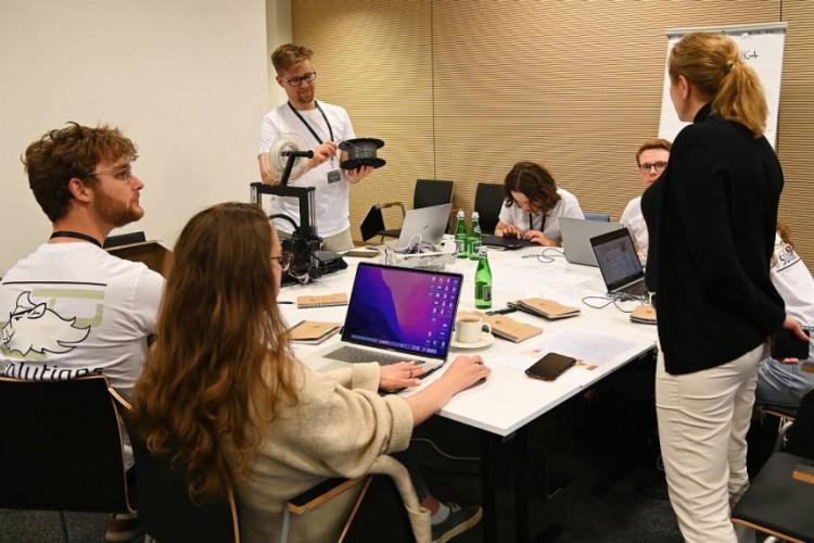 Zdjęcie jednego z zespołów pracującego nad rozwiązaniem
