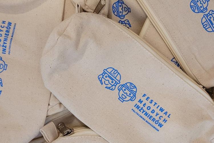 Piórniki z nadrukowanym hasłem festiwalu