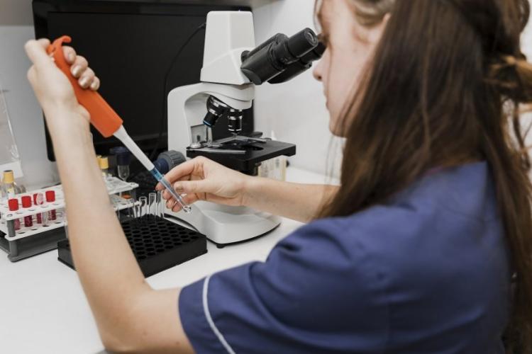 Zdjęcie badaczki w laboratorium 