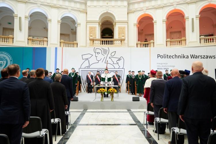 Zdjęcie uczestników inauguracji w Dużej Auli w Gmachu Głównym Politechniki Warszawskiej