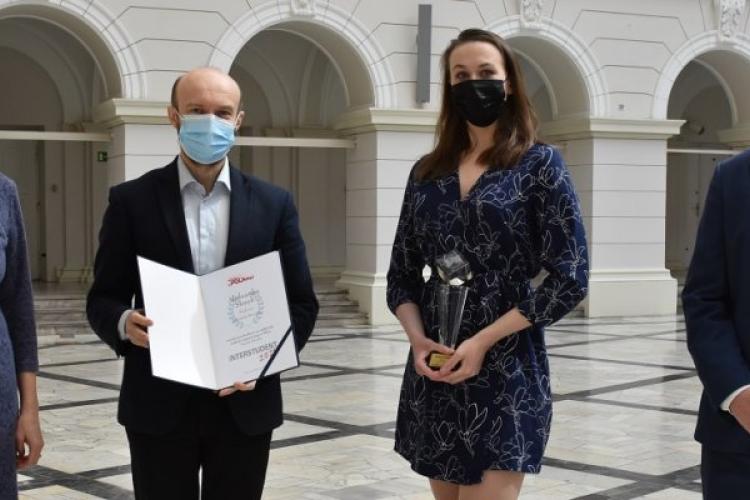 Dr inż. Marta Poćwierz, prodziekan ds. studenckich Wydziału MEiL; prof. Robert Zalewski, prorektor ds. studenckich; Aliaksandra Shmyk, laureatka konkursu Interstudent 2021; prof. Janusz Frączek, dziekan Wydziału MEiL
