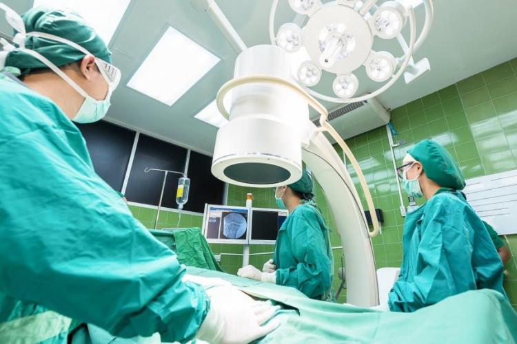 Zdjęcie personelu medycznego podczas operacji 