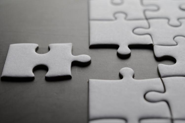 Zdjęcie puzzli z brakującym elementem