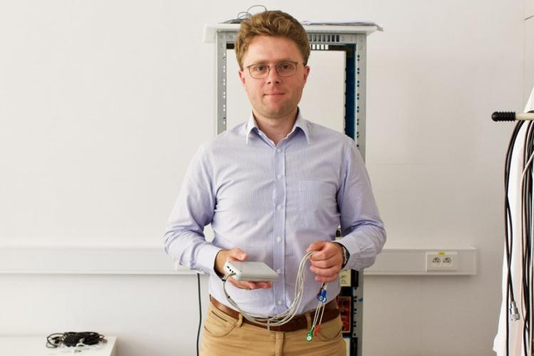 Dr inż. Marcel Młyńczak trzymający pneumonitor