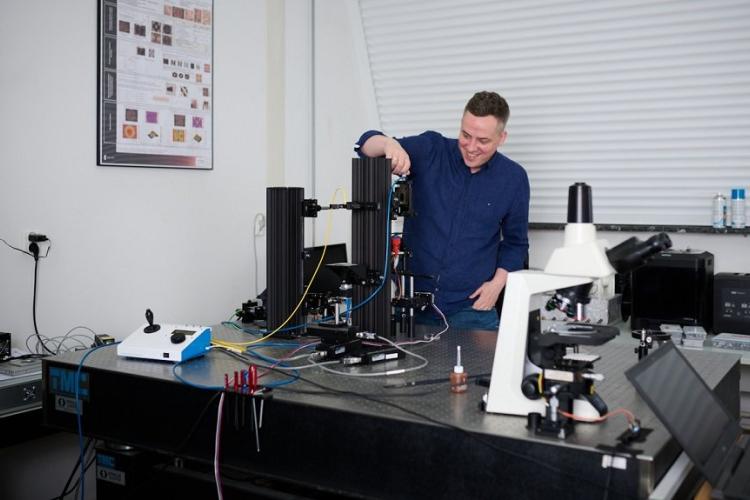 Prof. Maciej Trusiak w laboratorium 