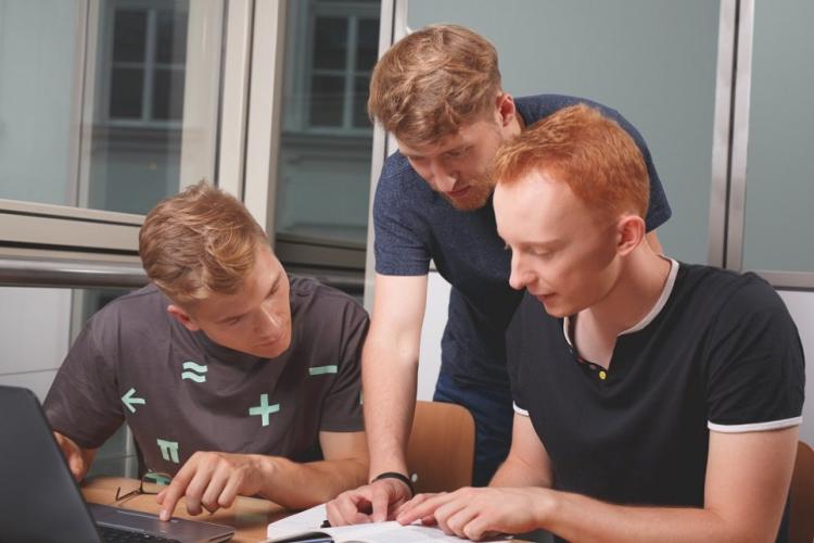 Zdjęcie studentów w czasie nauki