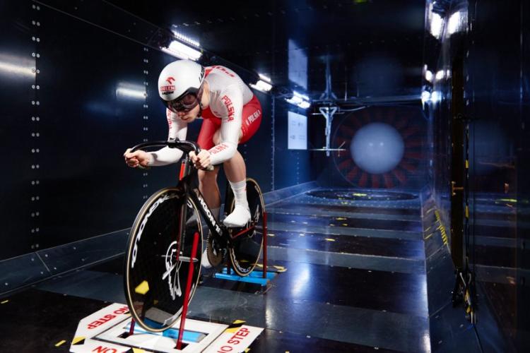 Zdjęcie kolarza na rowerze w tunelu aerodynamicznym