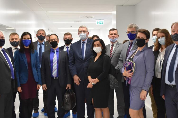Komisarz Mariya Gabriel i uczestnicy spotkania w centrum CEZAMAT