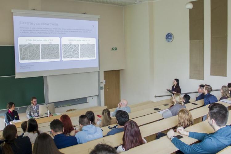 Zdjęcie uczestników konferencji podczas jednej z prezentacji
