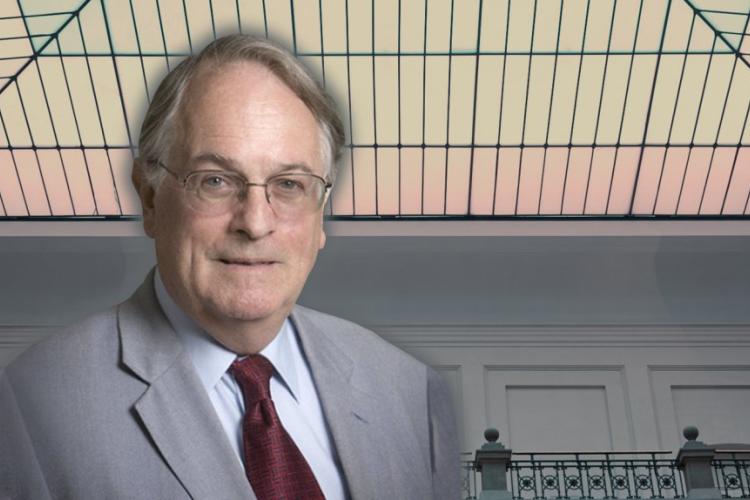 Prof. M. Stanley Whittingham na tle Auli Wydziału Fizyki