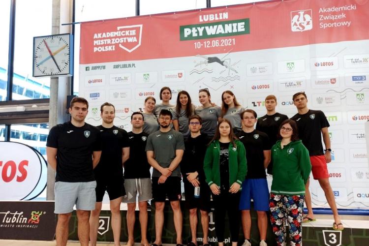 Zdjęcie reprezentantów PW w pływaniu 