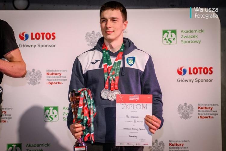 Zdjęcie studenta na podium zawodów