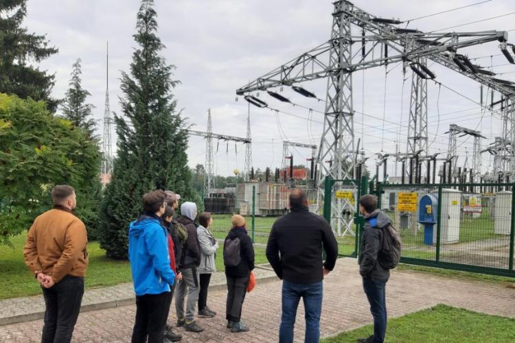 Zdjęcie studentów na terenie elektrowni