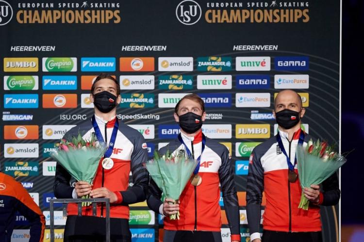Zdjęcie polskich łyżwiarzy szbkich z drużyny sprinterskiej na podium mistrzostw Europy