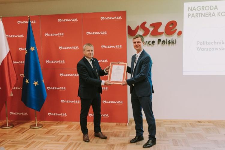 Prorektor ds. Rozwoju prof. Adam Woźniak i dr hab. inż. Piotr Samczyński, prof. PW