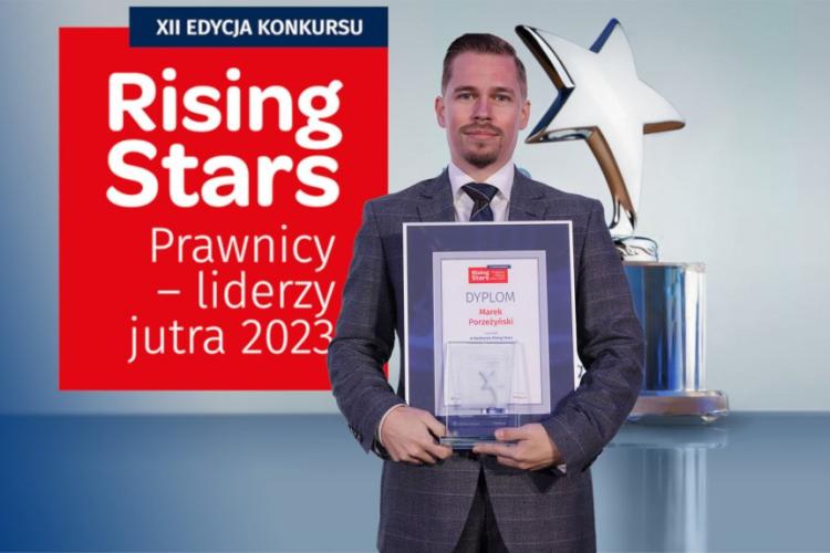 Dr Marek Porzeżyński z dyplomem i statuetką