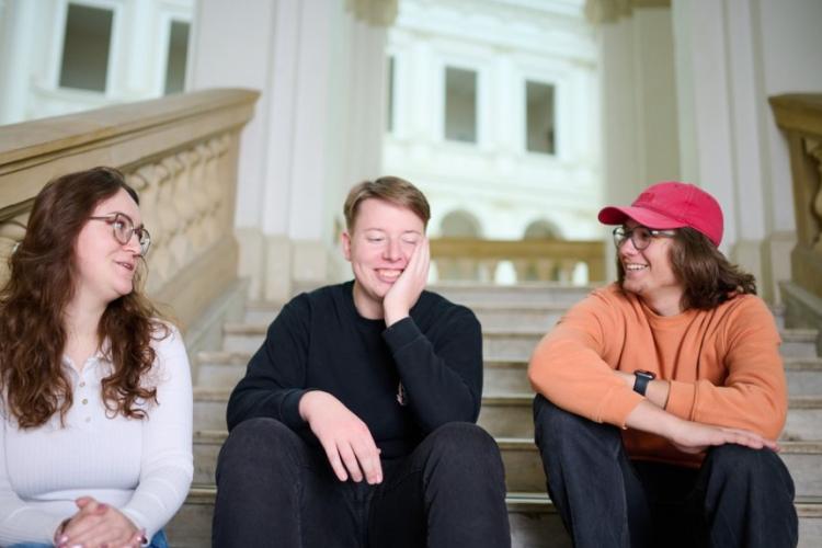 Zdjęcie studentów siedzących na schodach w Gmachu Głównym Politechniki Warszawskiej