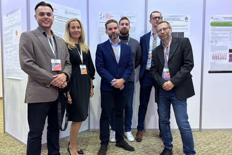 Zdjęcie reprezentacji Wydziału Inżynierii Lądowej uczestniczącej w konferencji