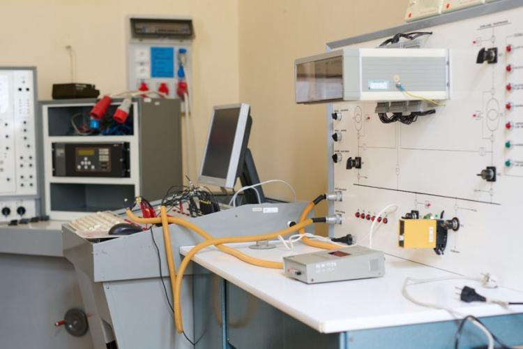 Zdjęcie komputera, urządzeń i tablicy elektronicznych