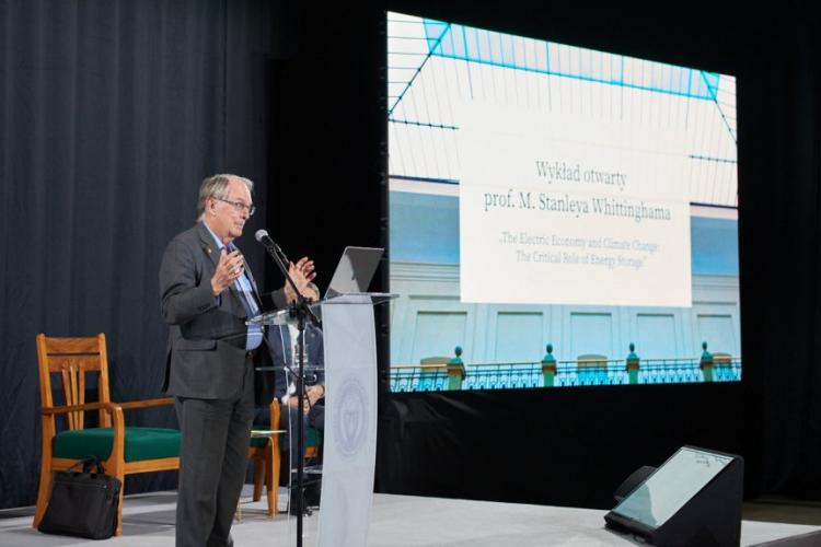Prof. M. Stanley Whittingham przy mównicy podczas wykładu