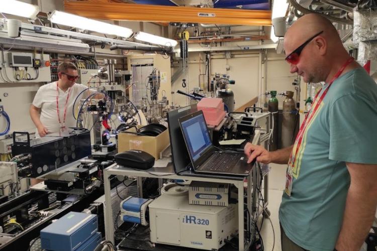 Dr inż. Przemysław Dzięgielewski (w tle) i prof. Jerzy Antonowicz podczas prac w Diamond Light Source