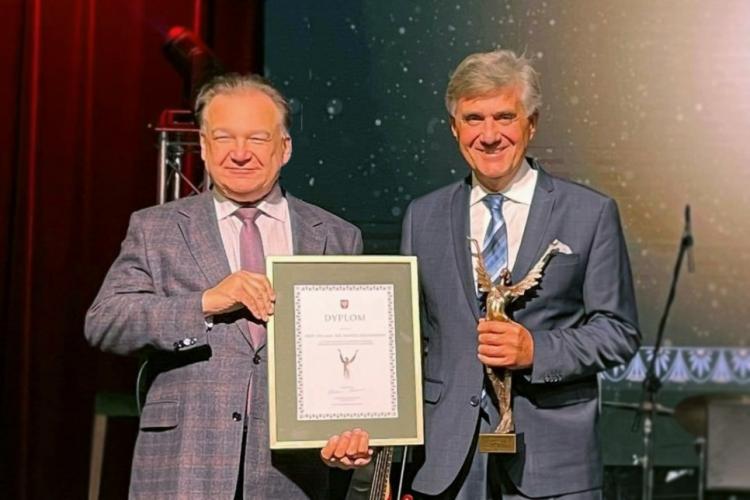 Marszałek województwa mazowieckiego Adam Struzik i prof. Janusz Zieliński podczas gali laureatów nagrody