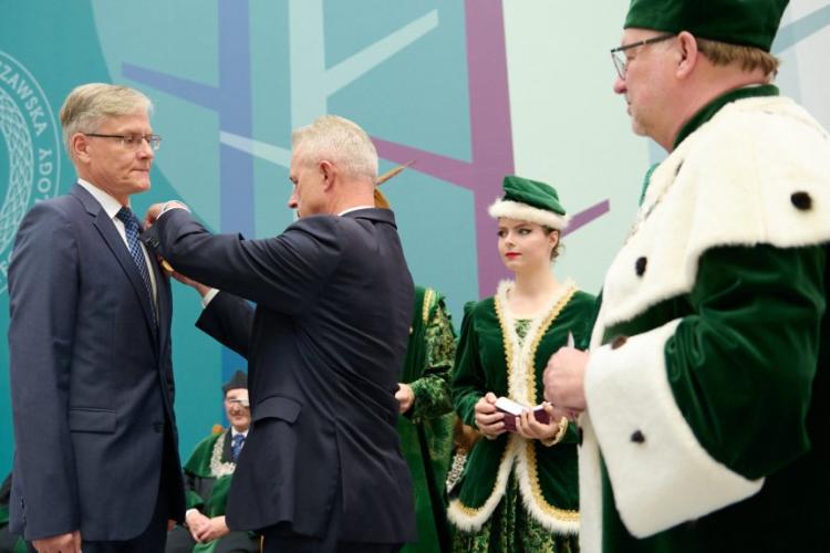 Zdjęcie z wręczania odznaczenia państwowego