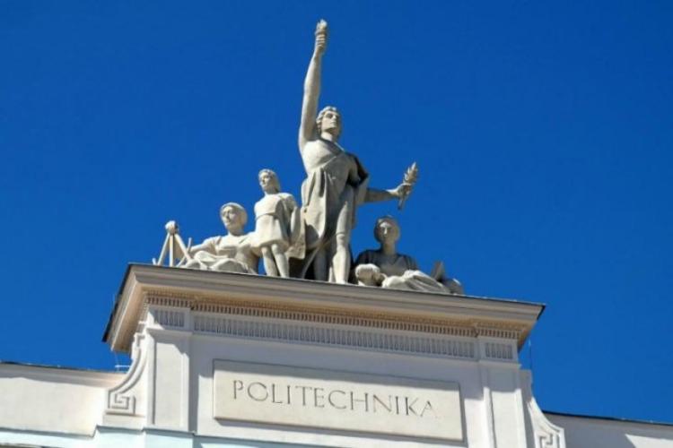 Zdjęcie alegorii nad Gmachem Głównym PW