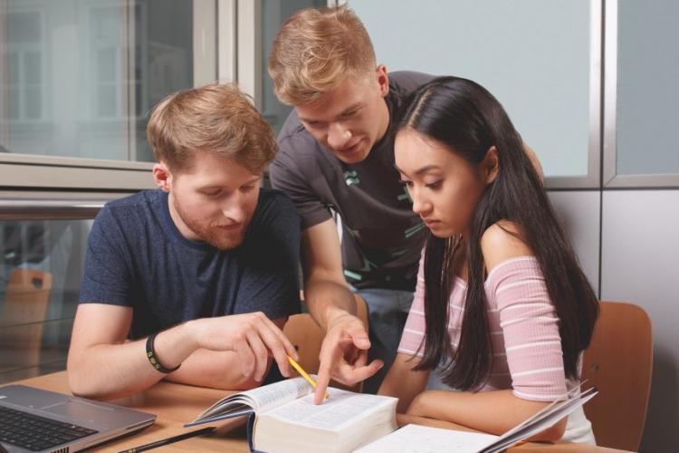 Zdjęcie uczących się studentów