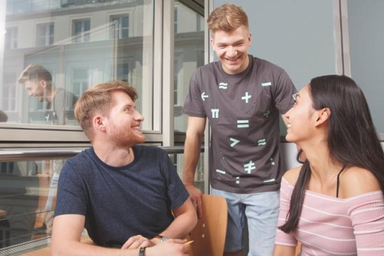 Zdjęcie rozmawiających studentów