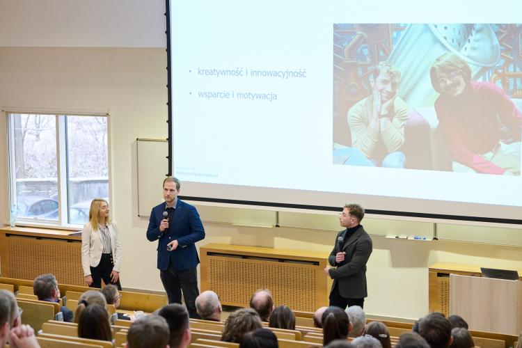 Na zdjęciu Mentees: Julia Korpowska, Jakub Marczuk, Szymon Kozłowski