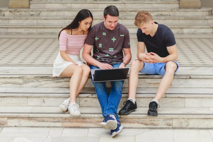 Zdjęcie studentów w Gmachu Głównym Politechniki Warszawskiej