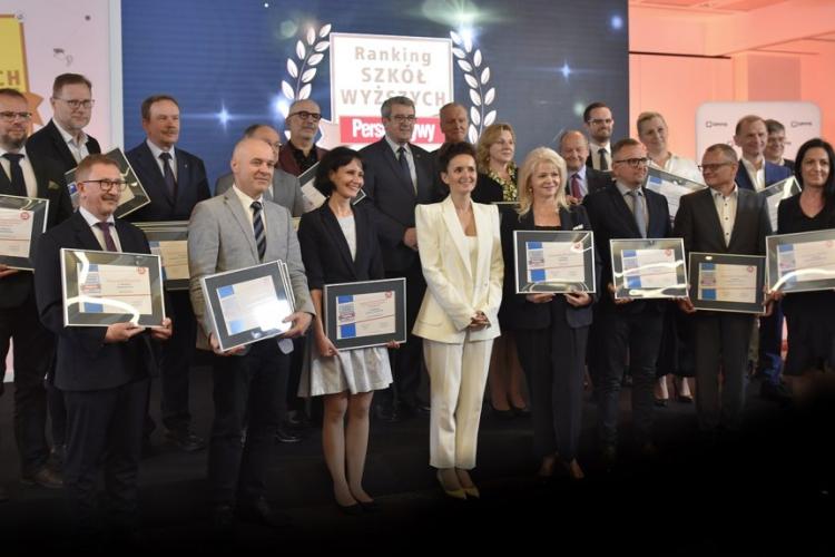 Zdjęcie przedstawicieli uczelni z dyplomami