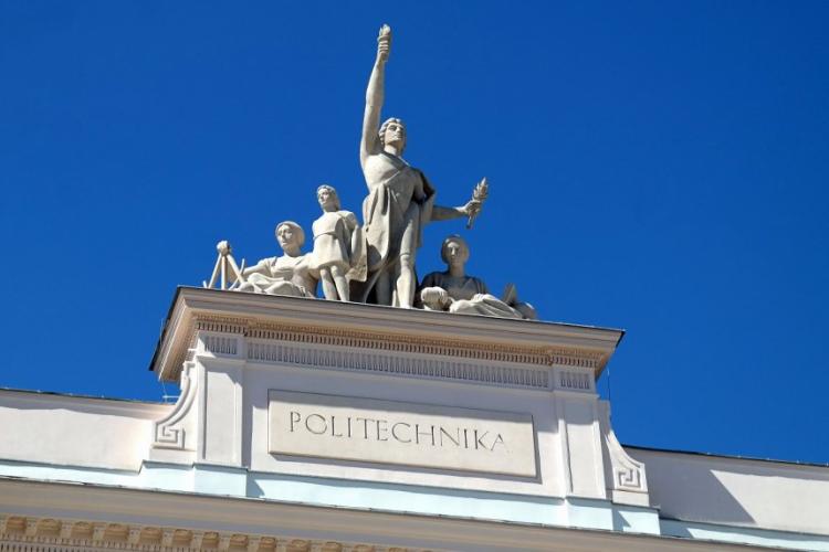 Zdjęcie alegorii nad Gmachem Głównym PW